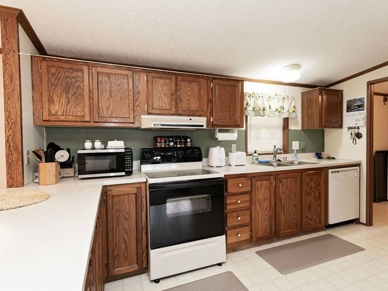 156 Ashwood Drive , Elyria, OH 44035 Photo 8