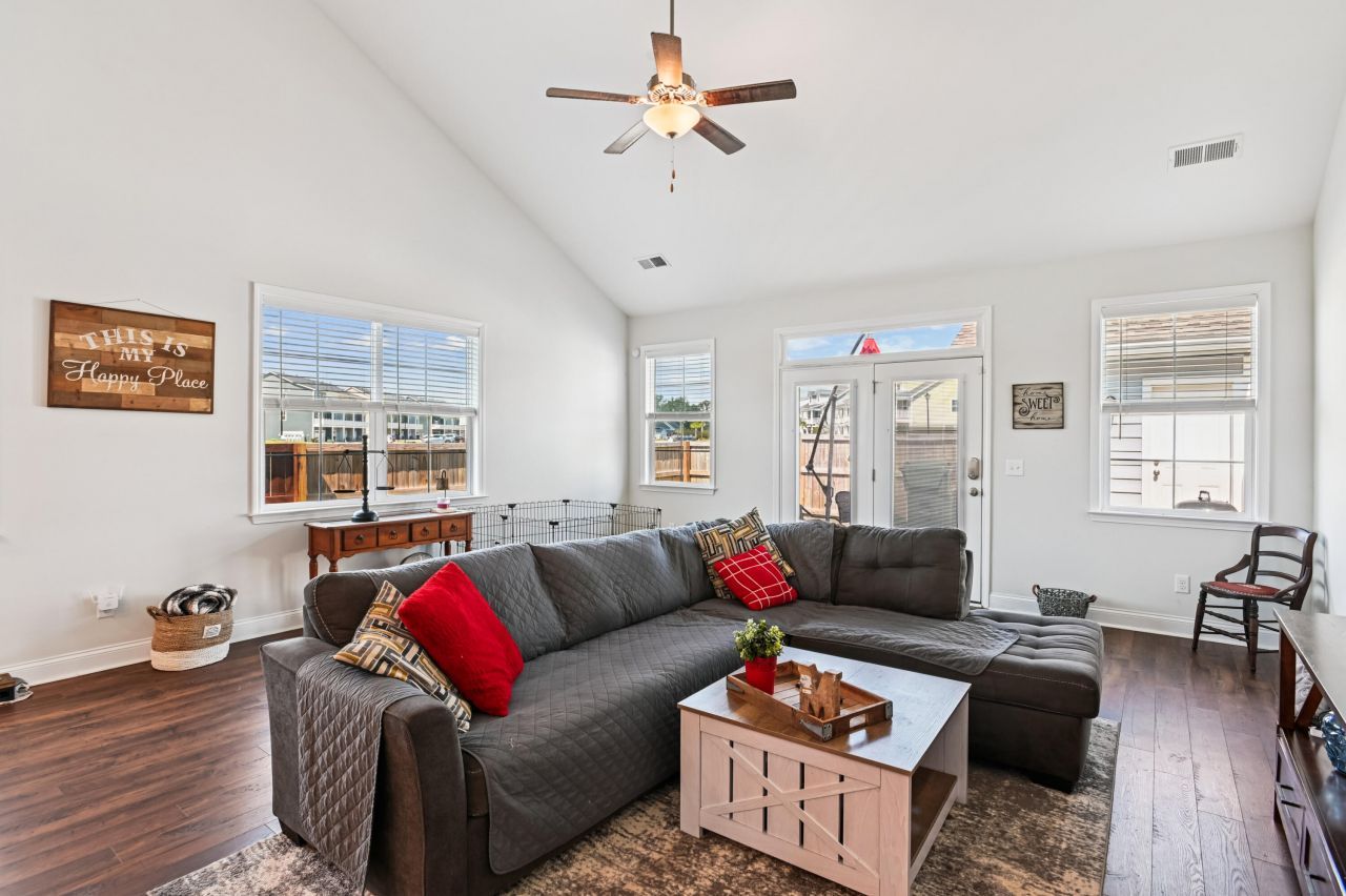 401 Stoneleigh Lane Photo 10