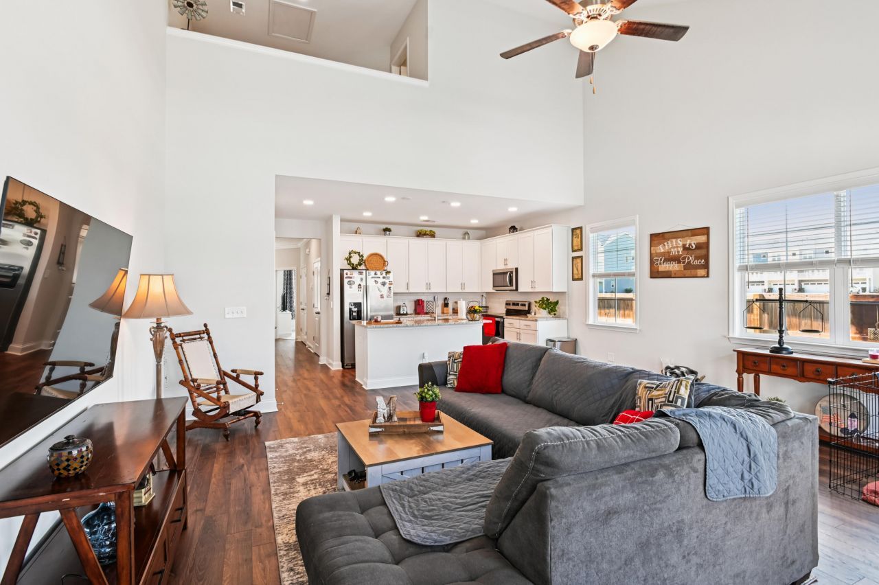 401 Stoneleigh Lane Photo 11