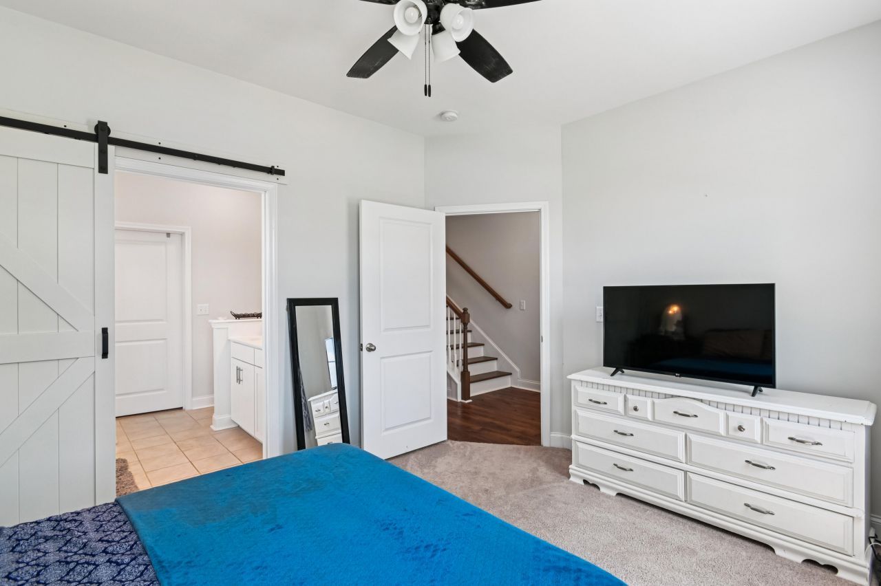 401 Stoneleigh Lane Photo 15