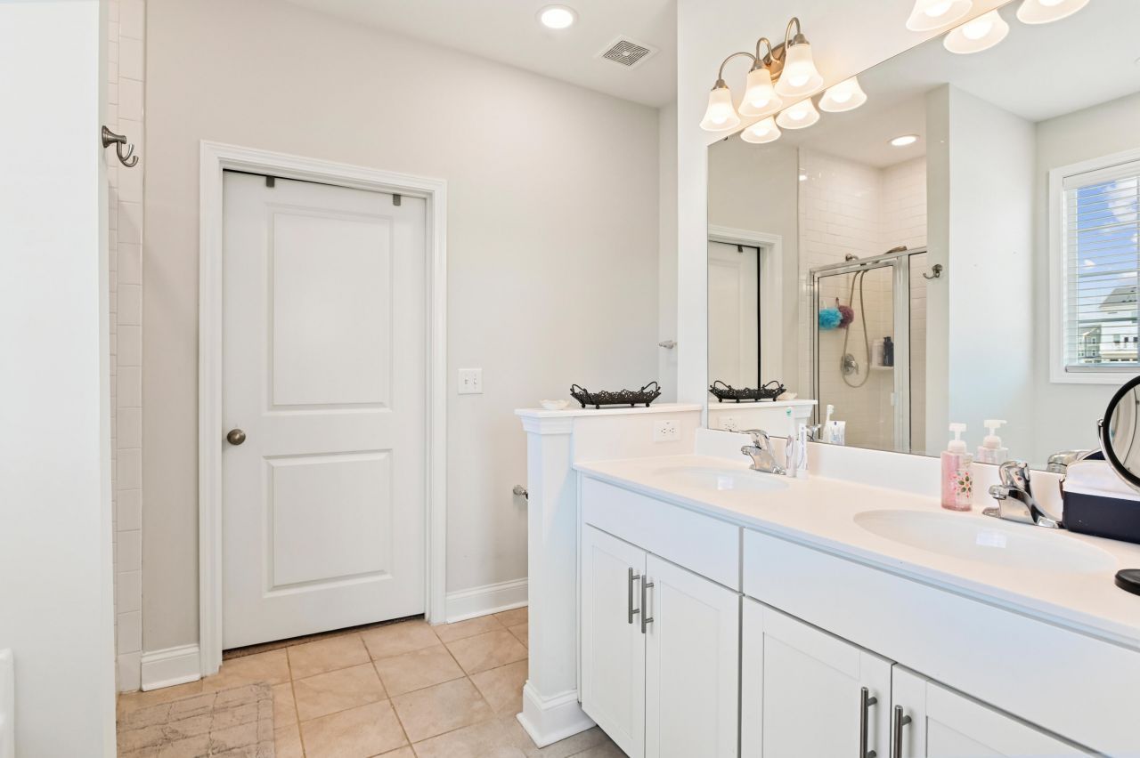 401 Stoneleigh Lane Photo 17