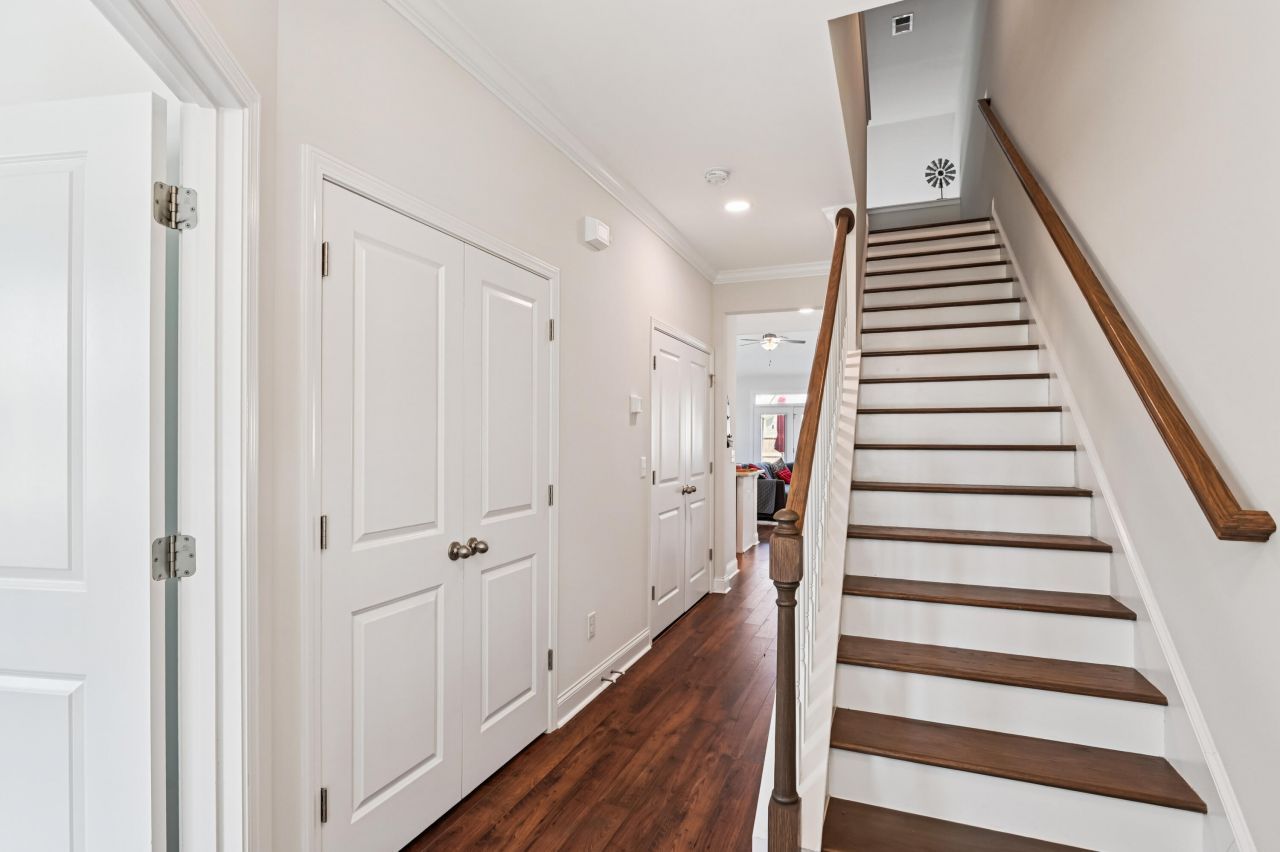 401 Stoneleigh Lane Photo 18