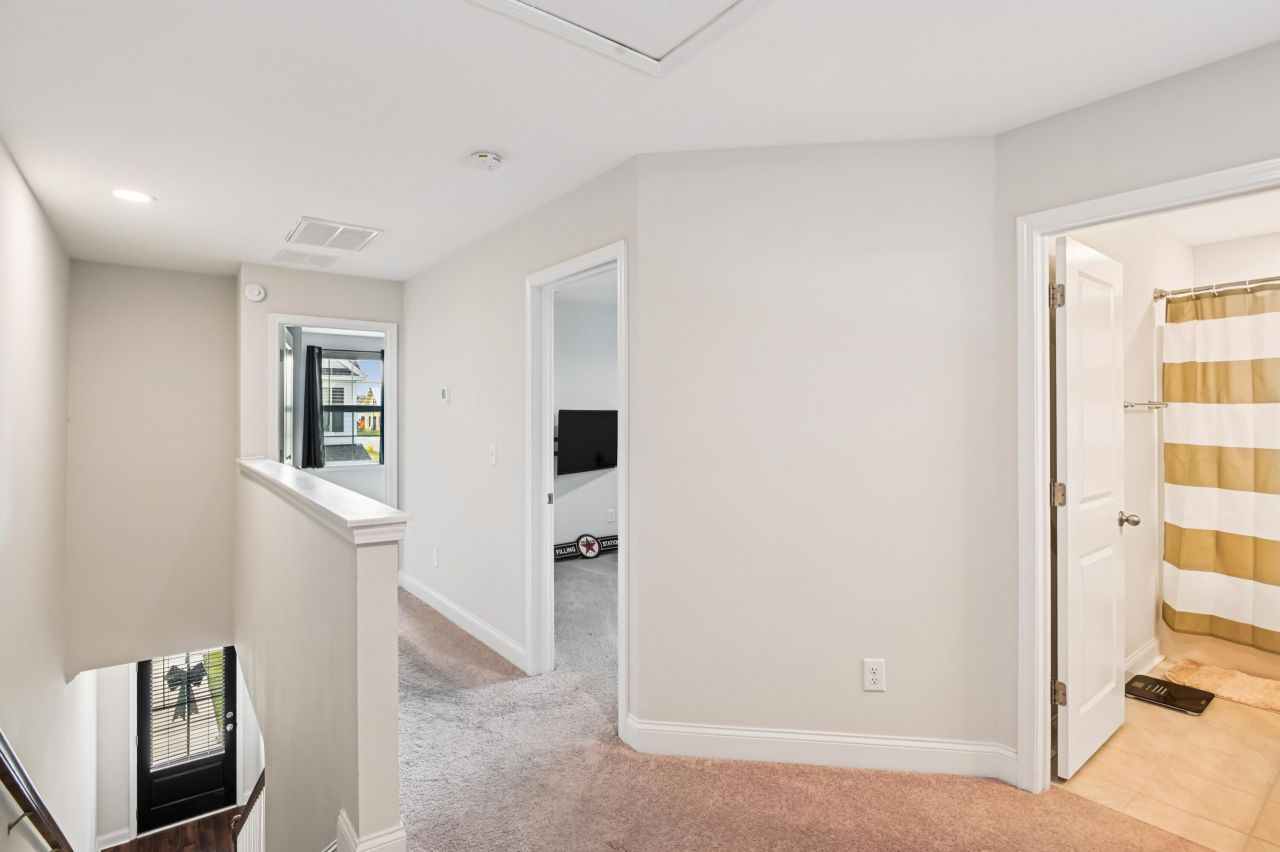 401 Stoneleigh Lane Photo 19