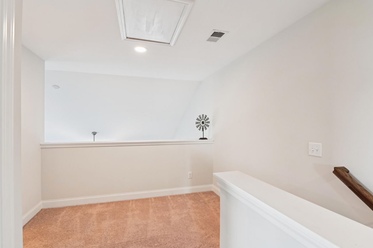 401 Stoneleigh Lane Photo 20