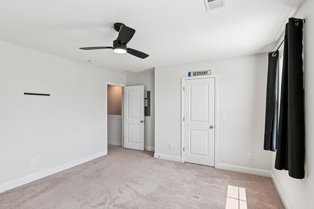 401 Stoneleigh Lane Photo 23