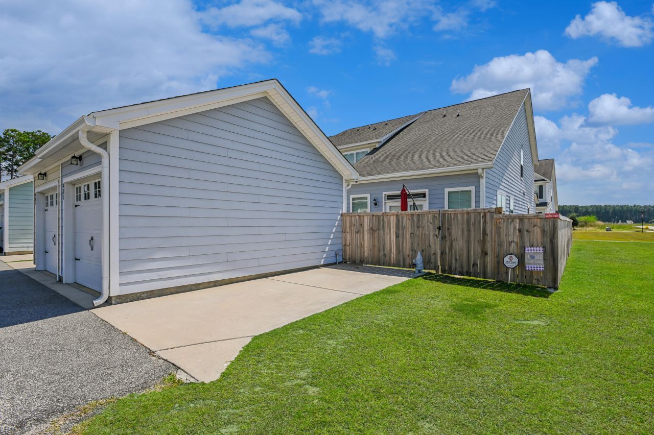 401 Stoneleigh Lane Photo 25