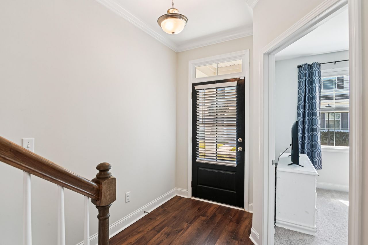 401 Stoneleigh Lane Photo 4