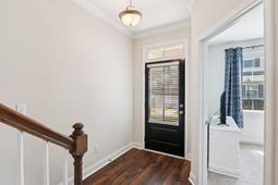 401 Stoneleigh Lane photo 4