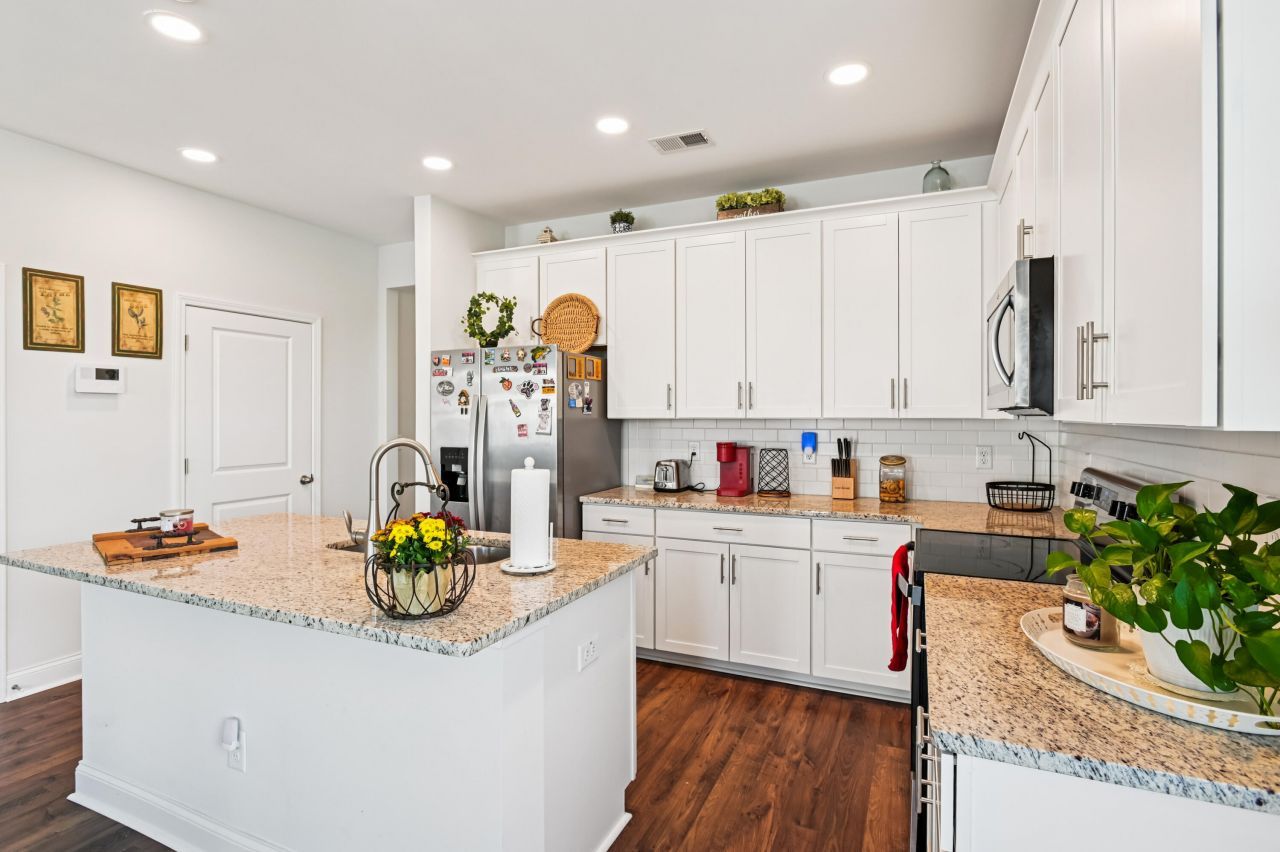 401 Stoneleigh Lane Photo 5