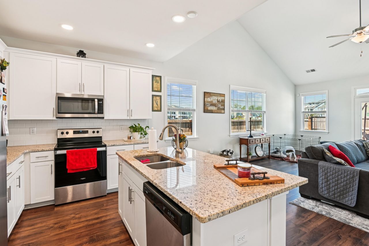 401 Stoneleigh Lane Photo 7