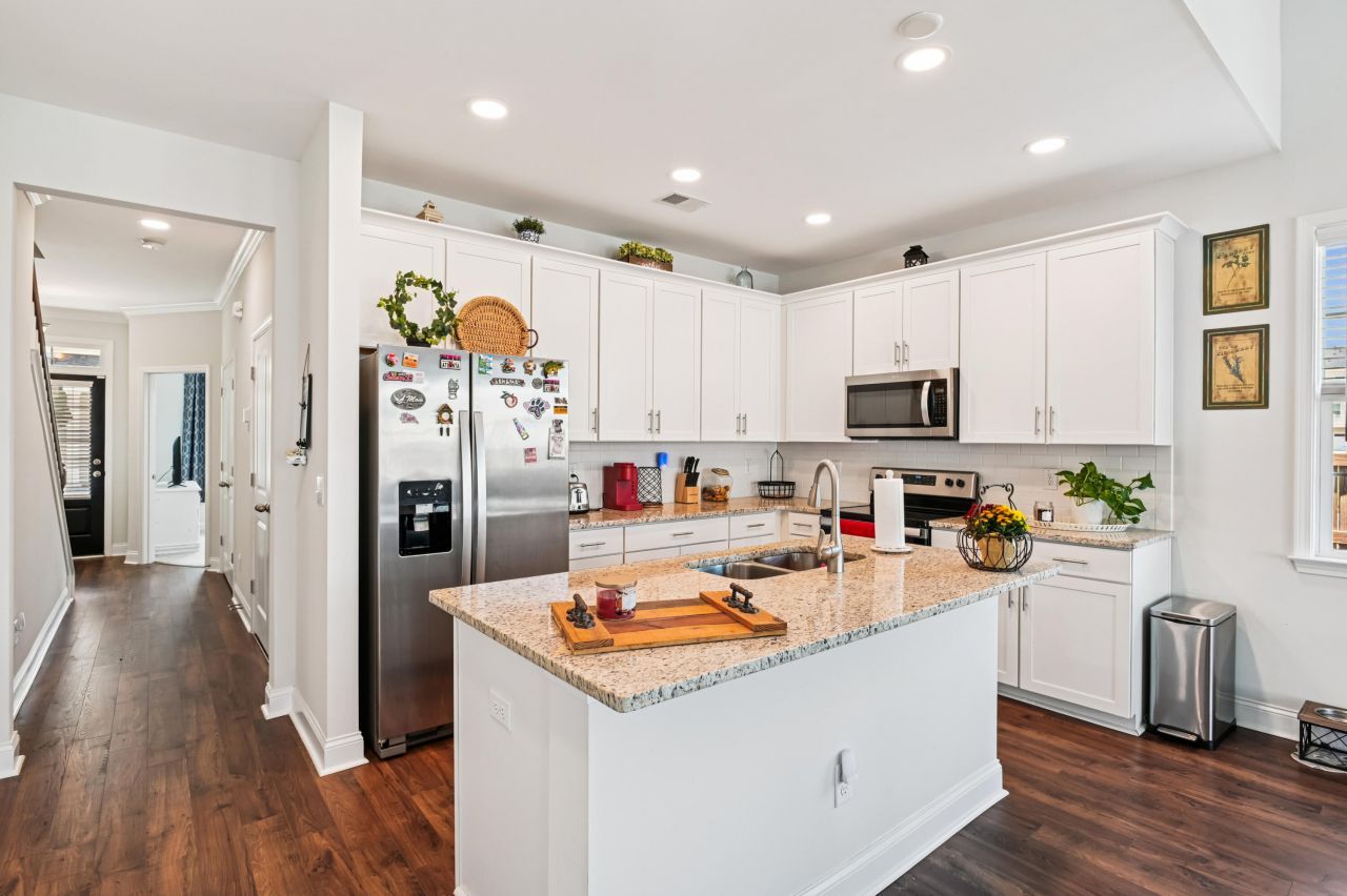 401 Stoneleigh Lane Photo 8