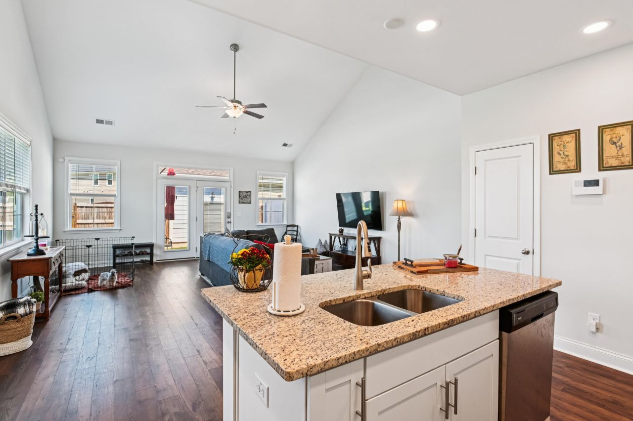 401 Stoneleigh Lane Photo 9