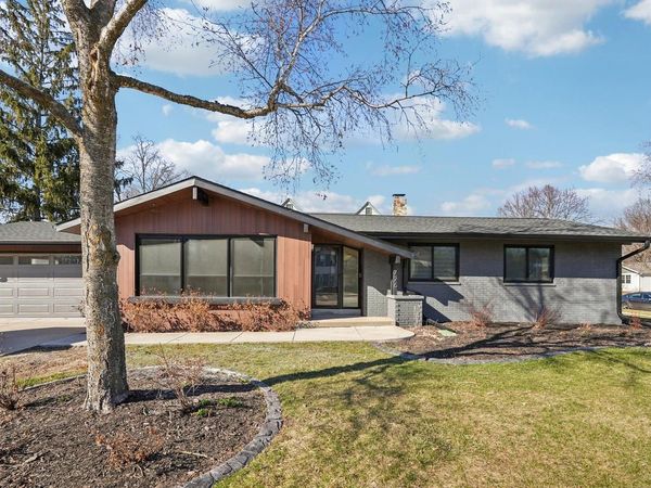 726 W Wisconsin AVENUE, Oconomowoc, WI 53066