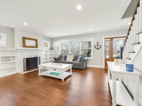 812 Van Slyke DRIVE, Fontana, WI 53125