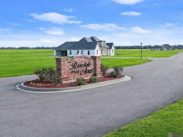 402 Harvest Ln, Port Allen, LA 70767