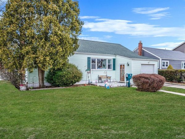 43 E June Street , Lindenhurst, NY 11757