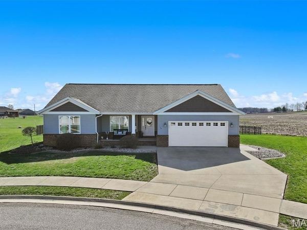 100 Bridgewater Lane , Highland, IL 62249