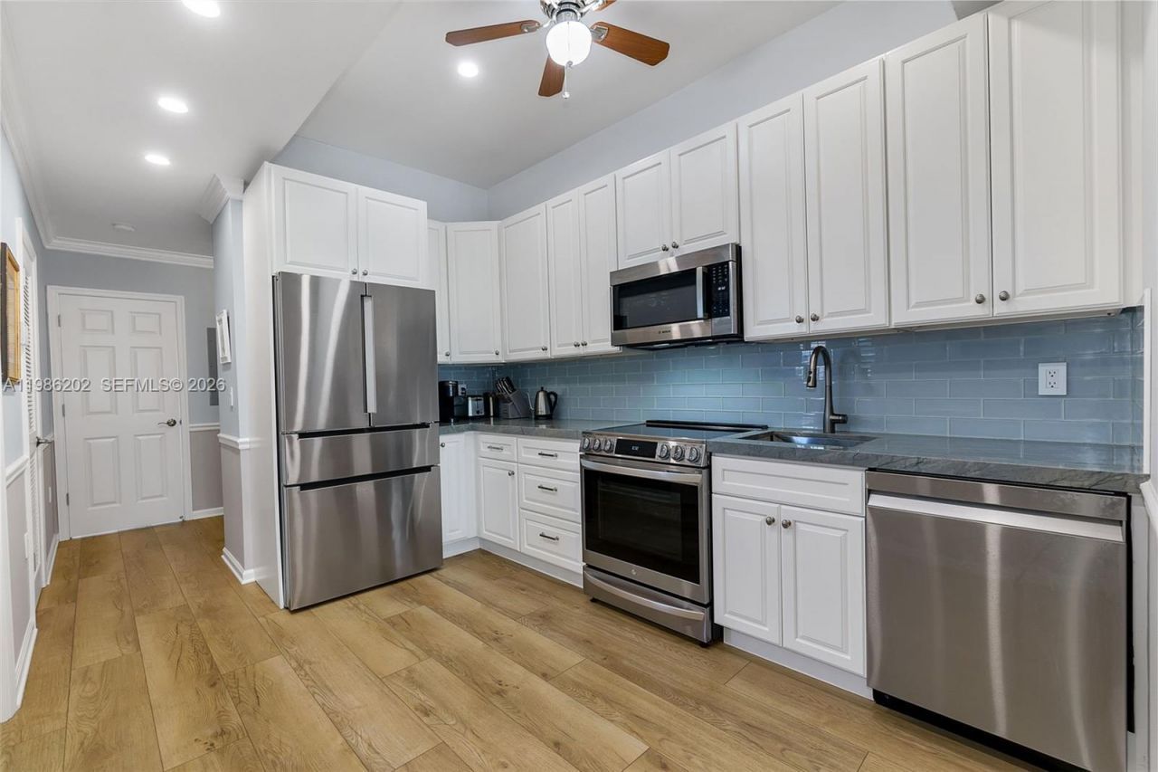 2870 Pine Tree Dr, Unit 3, Miami Beach, FL 33140 Photo