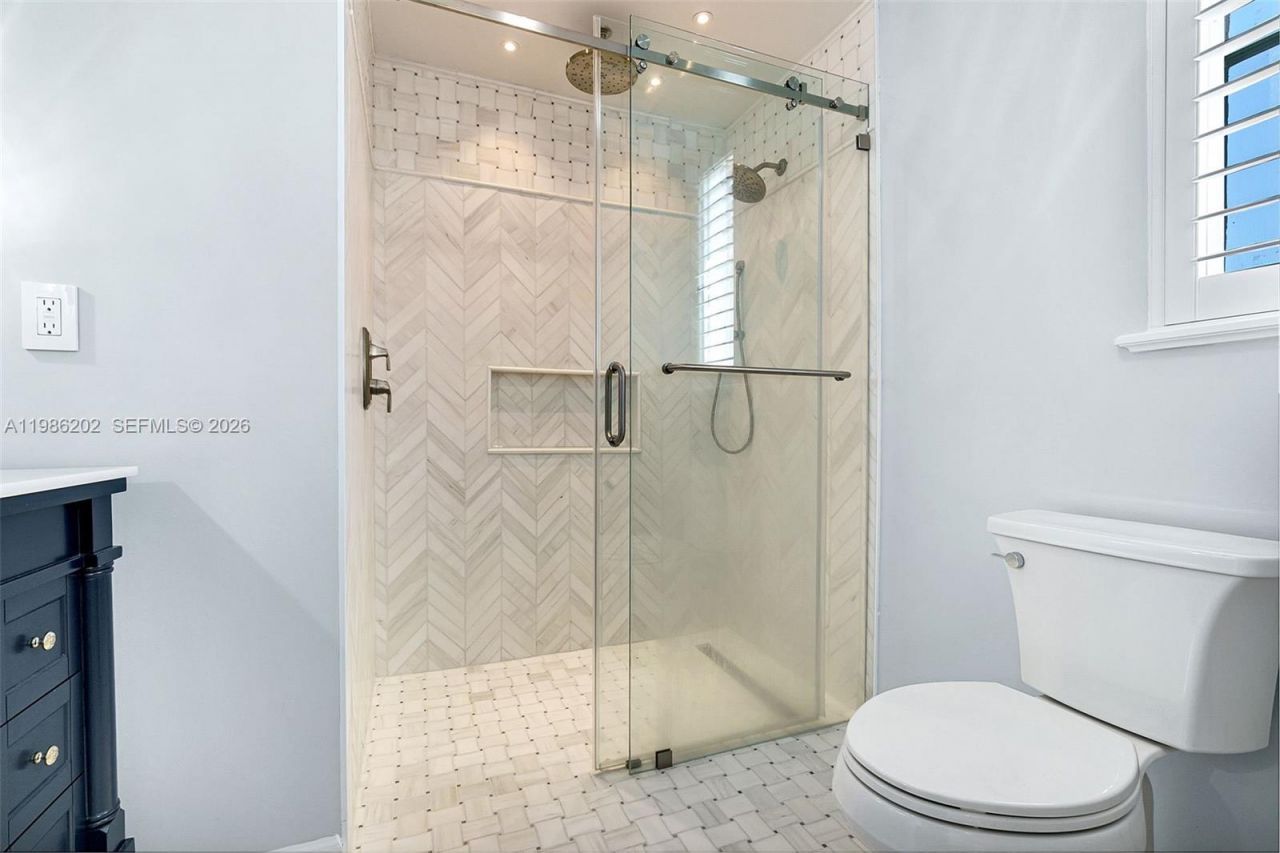 2870 Pine Tree Dr, Unit 3, Miami Beach, FL 33140 Photo