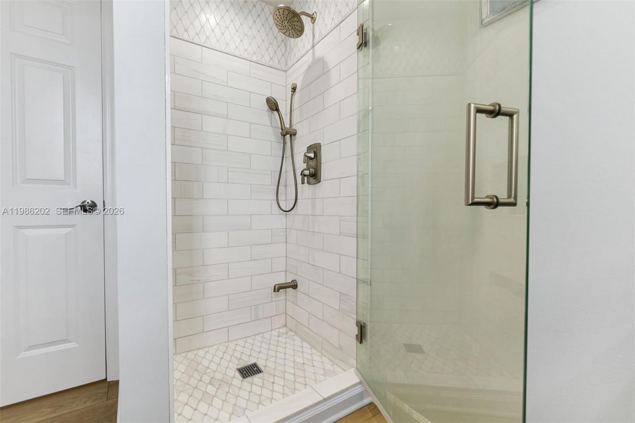 2870 Pine Tree Dr, Unit 3, Miami Beach, FL 33140 Photo