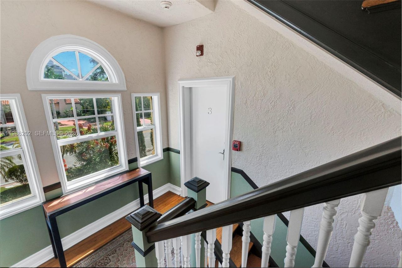 2870 Pine Tree Dr, Unit 3, Miami Beach, FL 33140 Photo