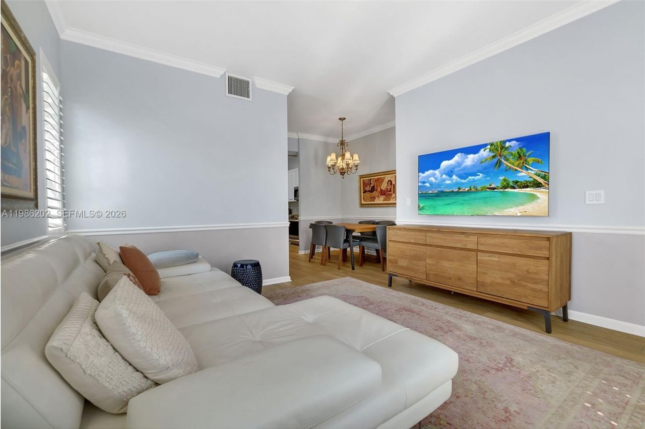 2870 Pine Tree Dr, Unit 3, Miami Beach, FL 33140 Photo