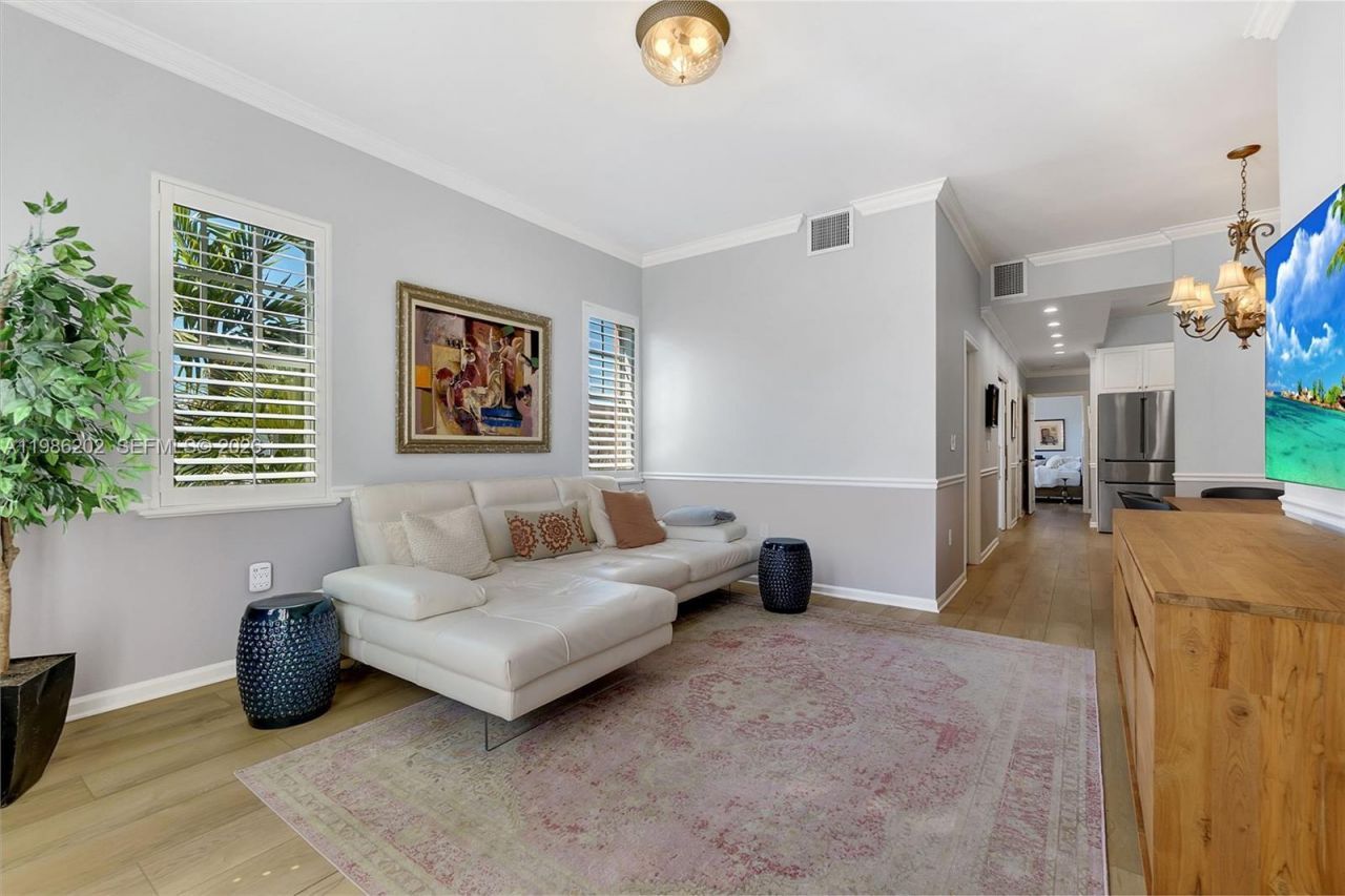 2870 Pine Tree Dr, Unit 3, Miami Beach, FL 33140 Photo