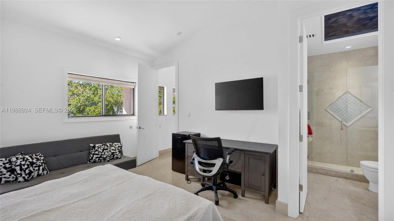 2000 S Bayshore Dr , Unit 24, Miami, FL 33133 Photo