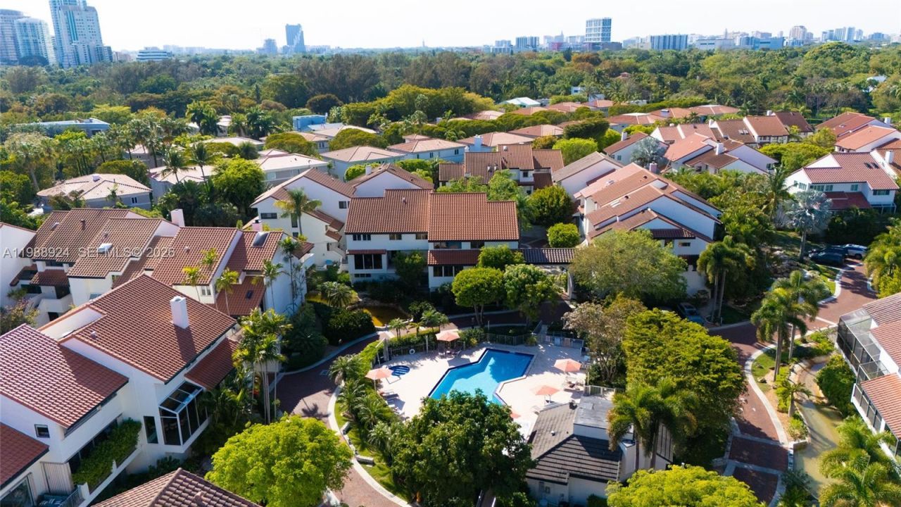 2000 S Bayshore Dr , Unit 24, Miami, FL 33133 Photo