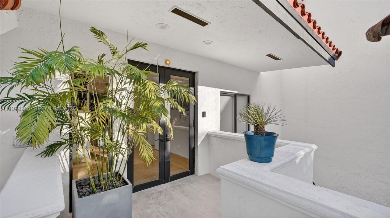 2000 S Bayshore Dr , Unit 24, Miami, FL 33133 Photo