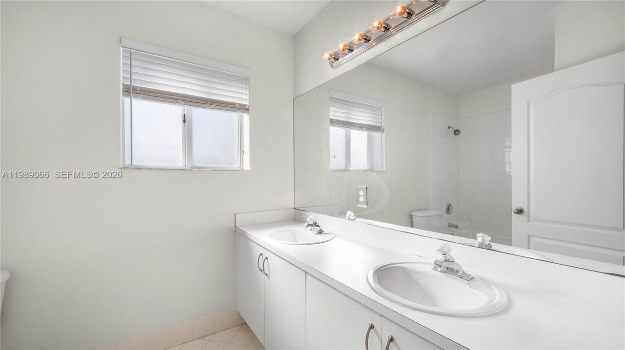 8933 SW 212th Ln, Cutler Bay, FL 33189 Photo