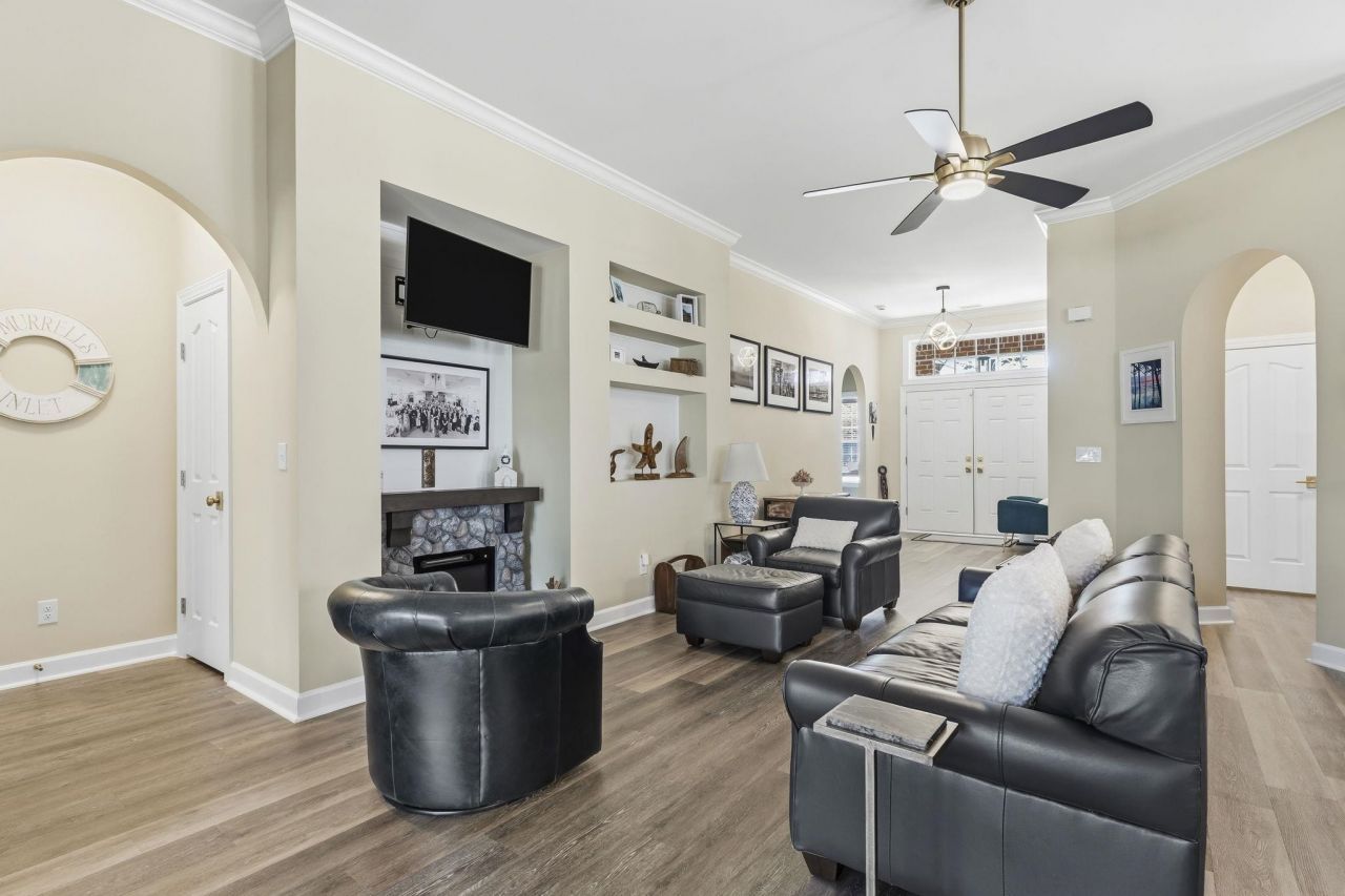 1135 N Blackmoor Dr. Photo 6