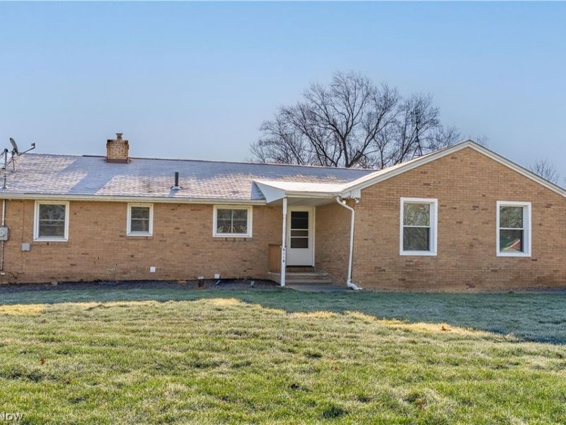 6116 Melody Road NE, Canton, OH 44721 Photo 2