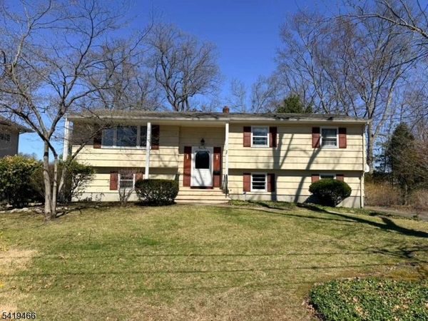 32 Lake Dr, Parsippany-Troy Hills, NJ 07005