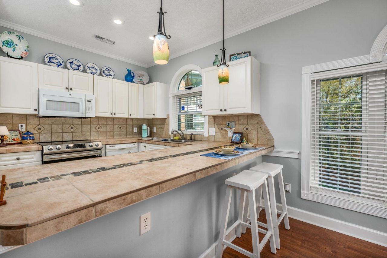 687 Riverwalk Dr.  Photo 5