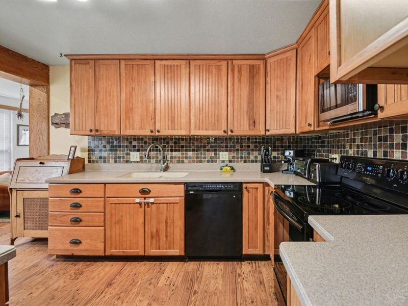 1 Jennings Road, Greenhills, OH 45218 Photo 7