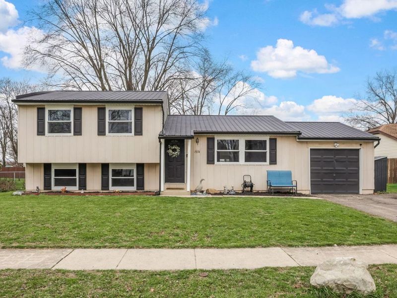 1974 New Market Drive, Grove City, OH 43123 Photo 2