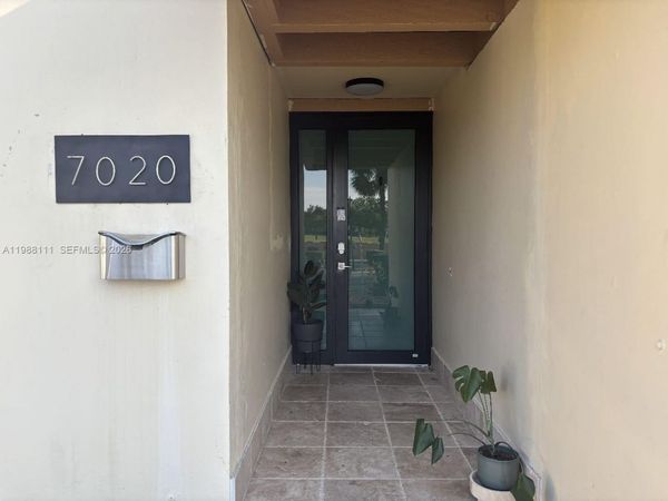 7020 Crown Gate Dr , Miami Lakes, FL 33014