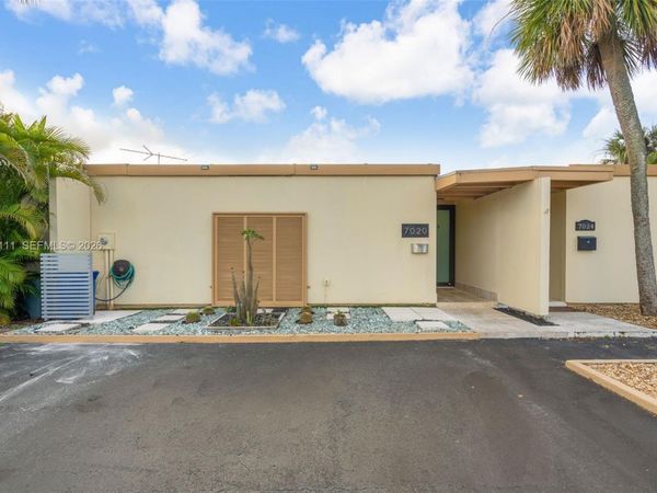 7020 Crown Gate Dr , Miami Lakes, FL 33014