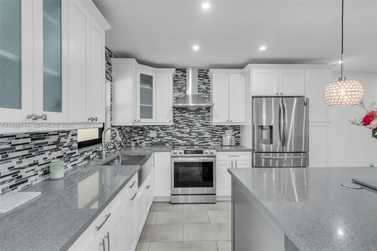 7020 Crown Gate Dr , Miami Lakes, FL 33014 Photo