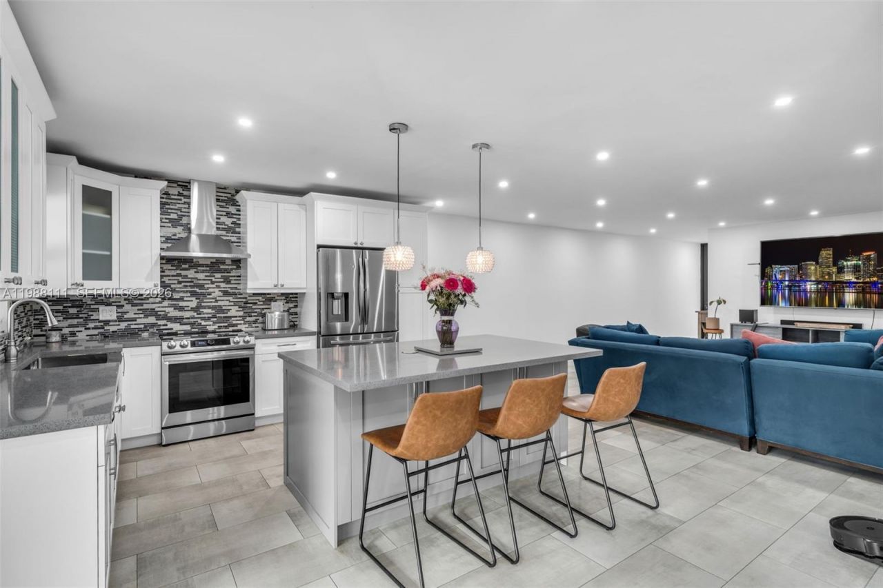 7020 Crown Gate Dr , Miami Lakes, FL 33014 Photo