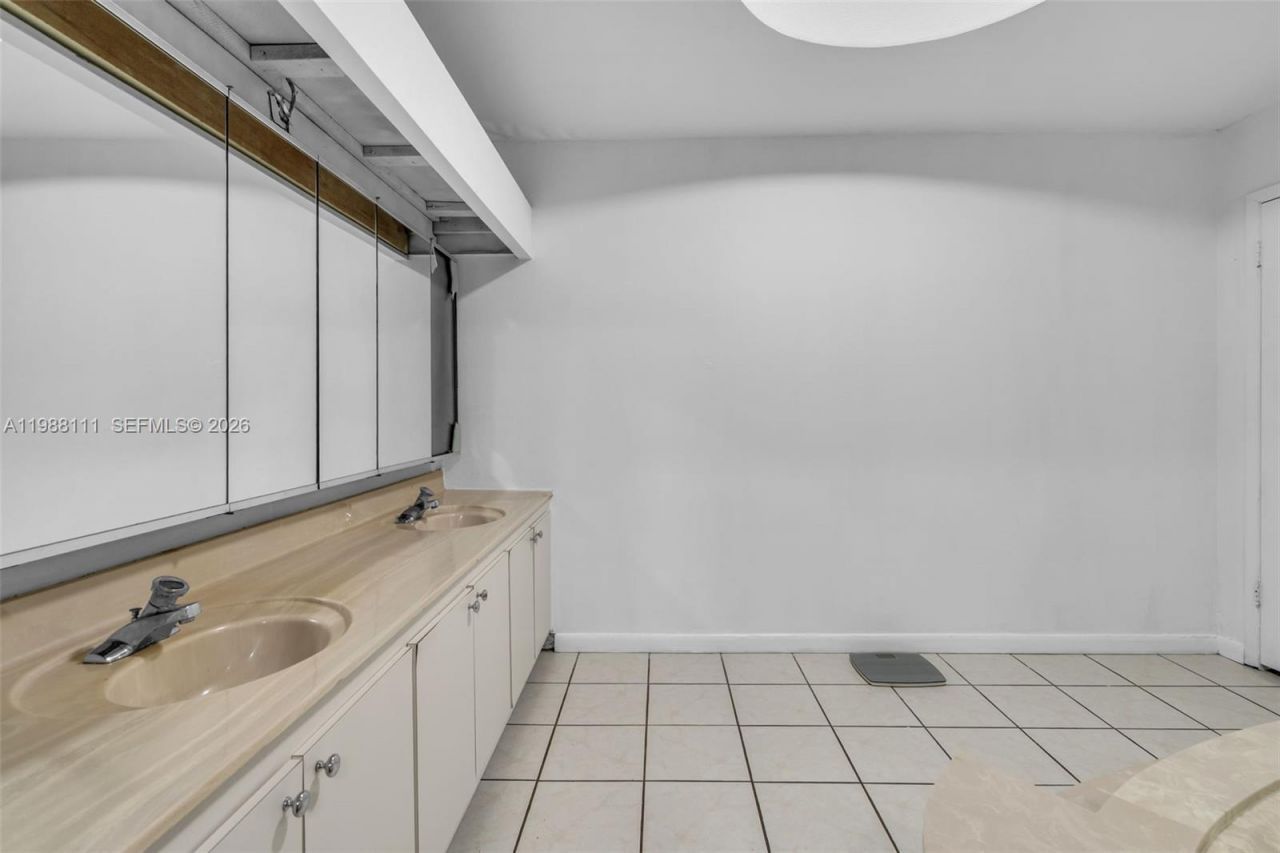 7020 Crown Gate Dr , Miami Lakes, FL 33014 Photo