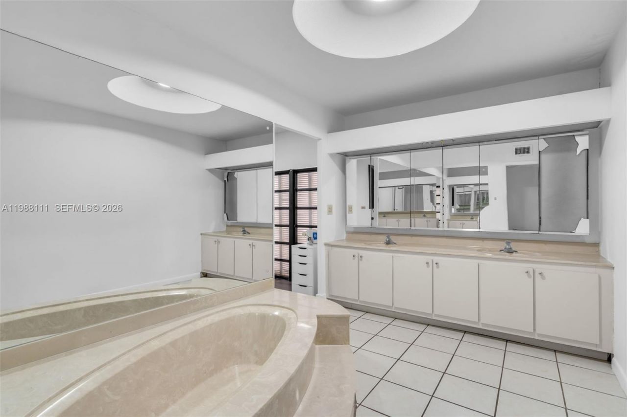 7020 Crown Gate Dr , Miami Lakes, FL 33014 Photo