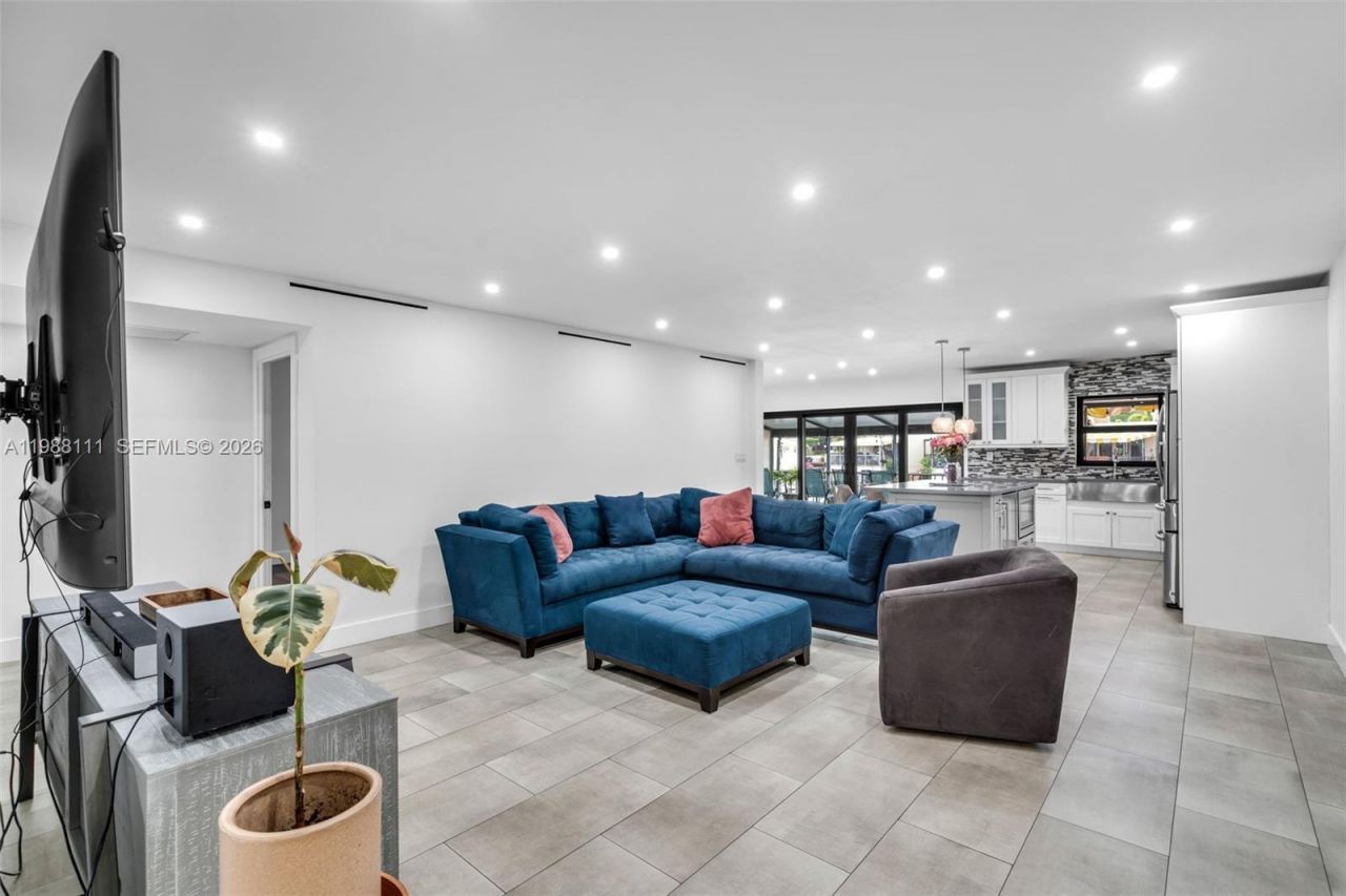 7020 Crown Gate Dr , Miami Lakes, FL 33014 Photo