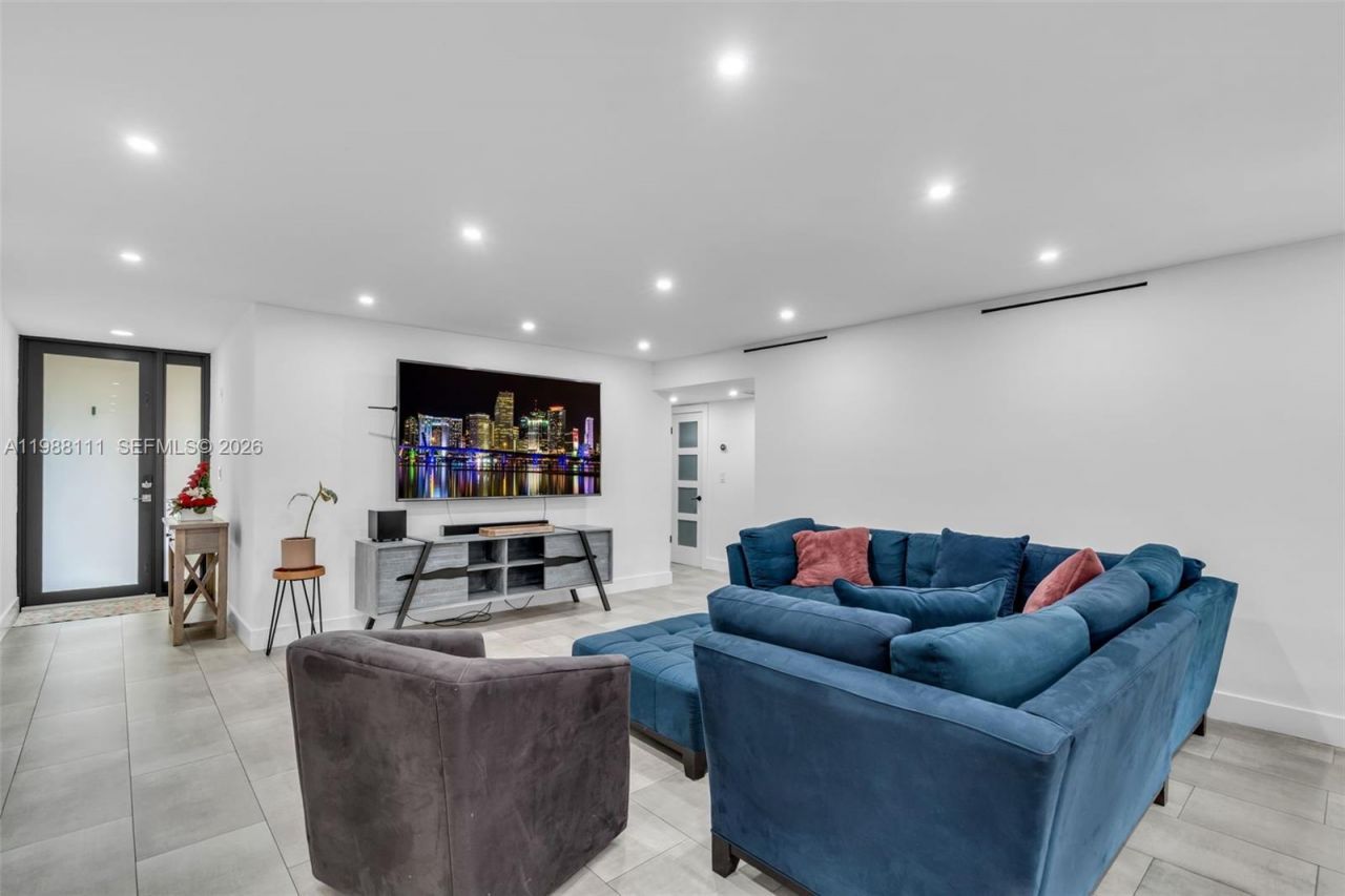 7020 Crown Gate Dr , Miami Lakes, FL 33014 Photo