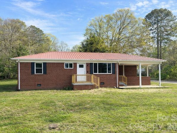 3502 1st Avenue Circle NW, Hickory, NC 28601