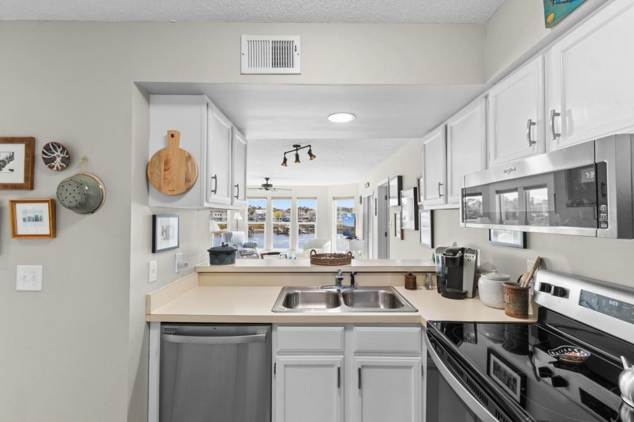 4560 Greenbriar Dr. Photo 4