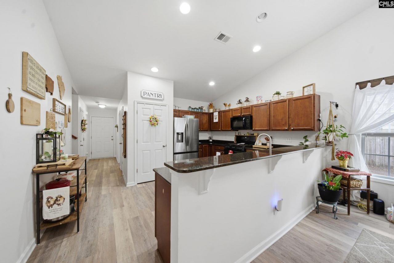 133 Graceland Court  Photo 6