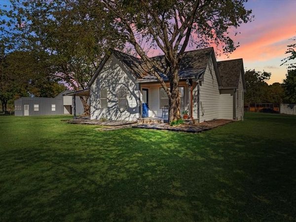 402 W Sam Rayburn Road , Ector, TX 75439