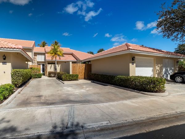 216 Old Meadow Way, Palm Beach Gardens, FL 33418
